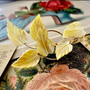 Beautiful Vintage 50s/60s Mother of Pearl Gold Tone Brooch